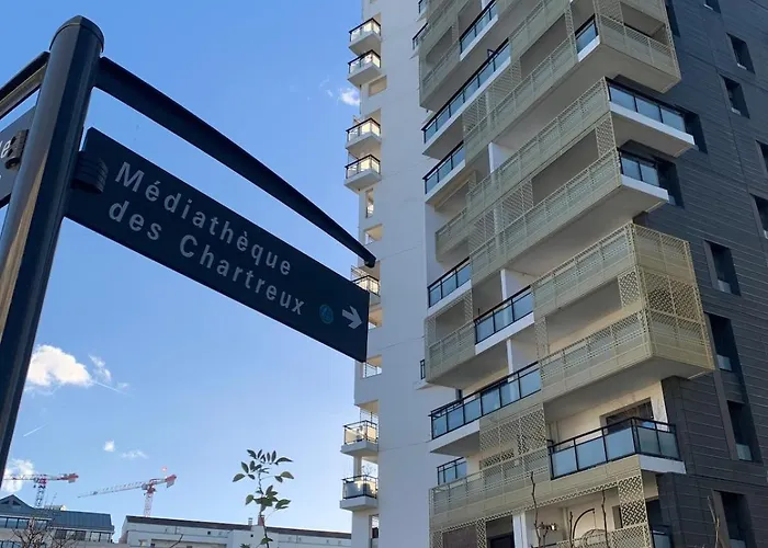 Charming Eiffel Tower View * Issy-les-Moulineaux